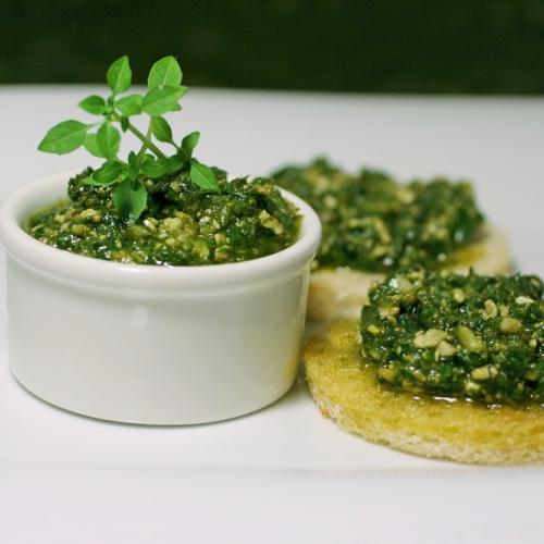 Domace bazalkove pesto