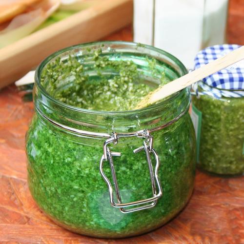 Domace bazalkove pesto