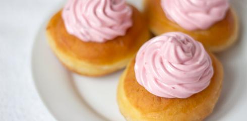 Šišky s jahodovým snehom