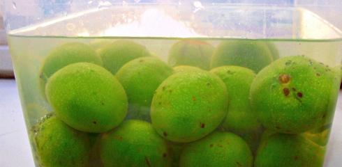 Zelené orechy v cukre